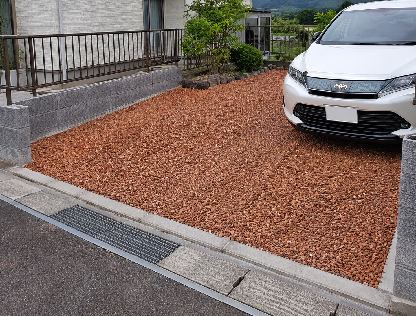 駐車場のぬかるみ・泥はね対策に瓦チップを敷いた施工例｜下地と排水を意識した仕上がり